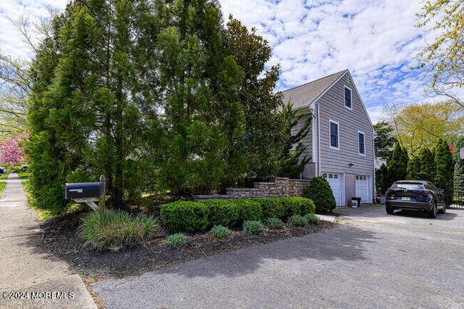 Photo - 2125 Millbrook Rd