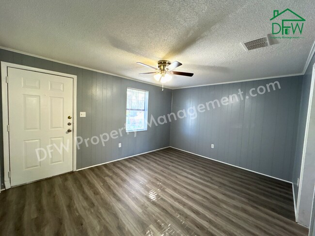 Photo - Charming 2-Bedroom Upstairs Apartment in Irving – Convenient Location, Fenced Yard, and More!