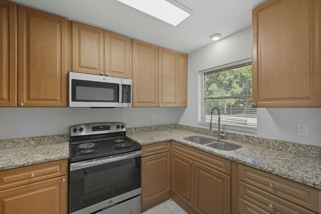 Building Photo - Non gated neighborhood in Naples