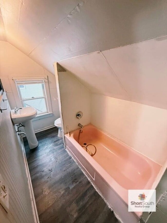 Photo - Updated 3 bed 1 bath upper apartment in Muskegon