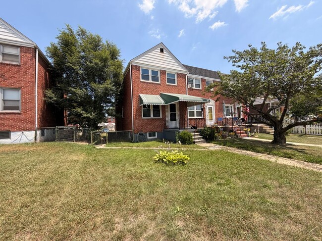 Building Photo - 2717 Creston Rd