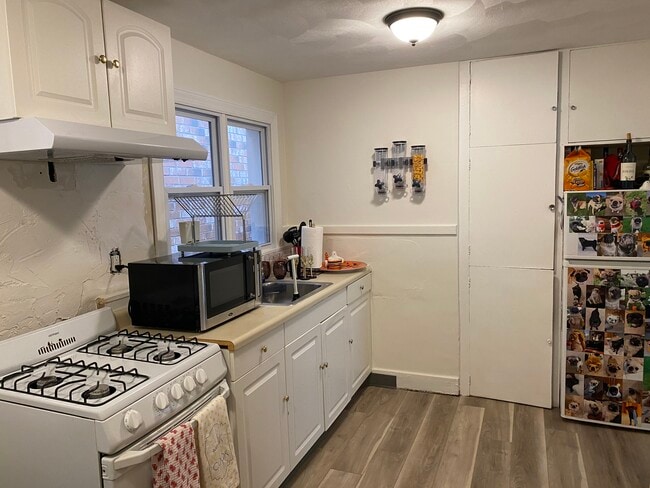 Kitchen - 423 W Doty St