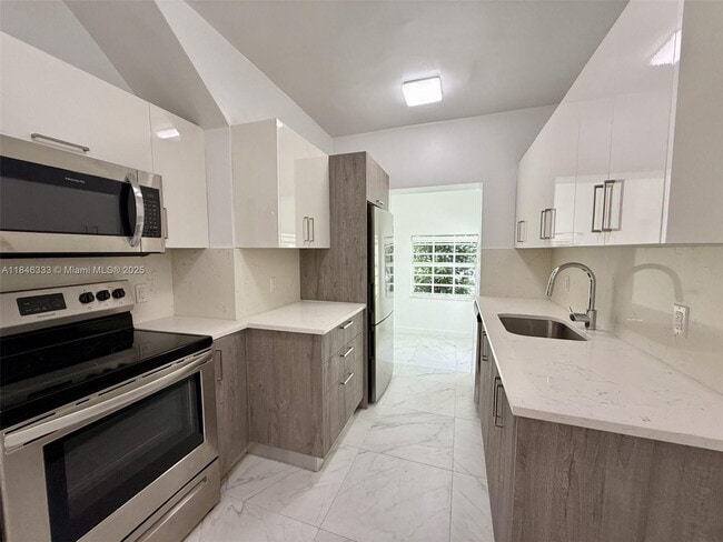 Building Photo - 1552 Euclid Ave Unit 2 Rental
