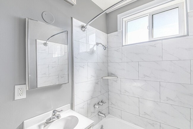 Photo - 210 E 29th St Unidad 12