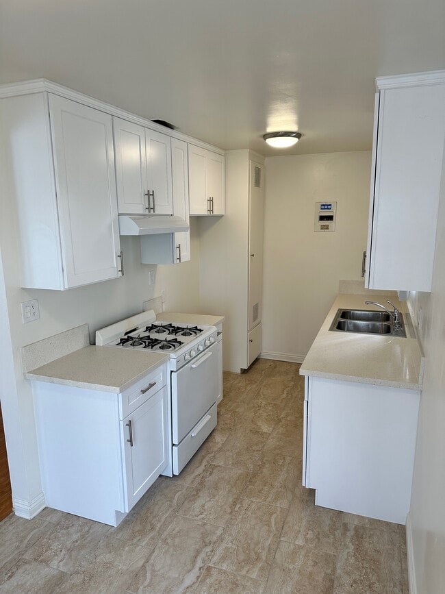 Building Photo - 10850 Landale St Unit 3