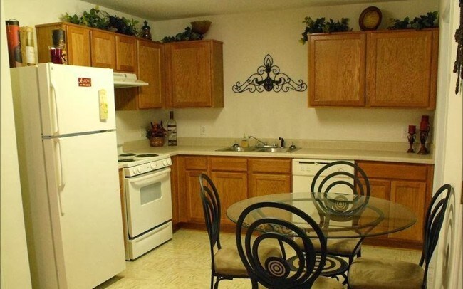 Kitchen - 10150 cove Ave