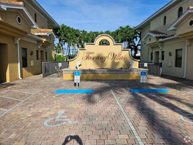 Building Photo - 4828 SW 17th Pl Unit Tuscany Villas Rental