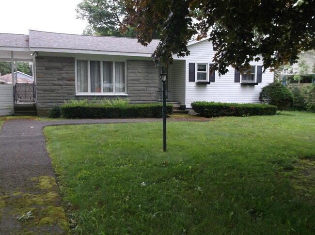 Building Photo - 8843 Karlen Rd Rental
