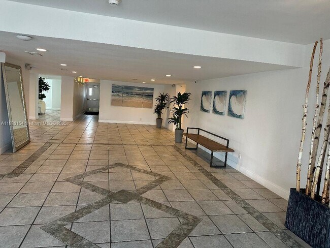 Photo - 2821 NE 163rd St Unidad 2R