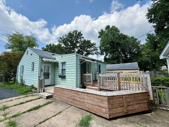 Building Photo - 2 Bed / 1 Bath House with lots of Features...