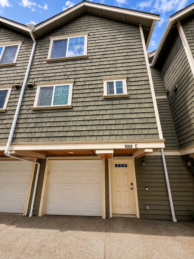 Building Photo - 9215 Roosevelt Way NE
