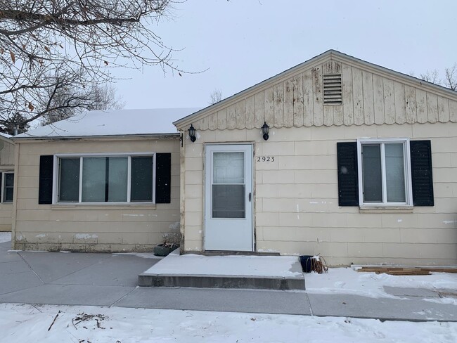 Building Photo - 2923-2925 Poly Dr Unit 2923 Poly Dr