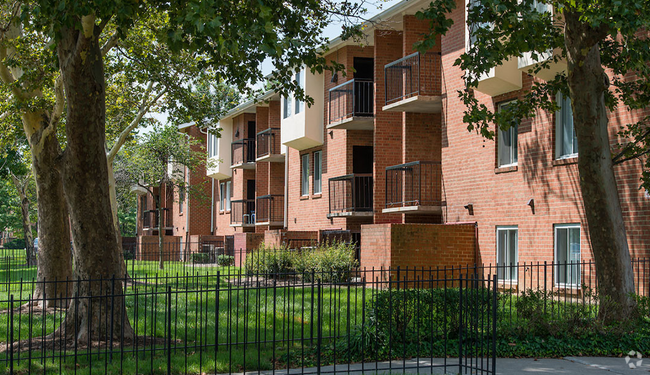 Building Photo - Forrest Street Apartments Unit 301