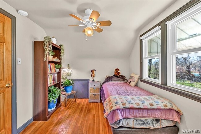 Photo - 252 Royal Pkwy E