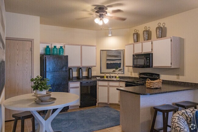 2BR, 2BA - 1093SF