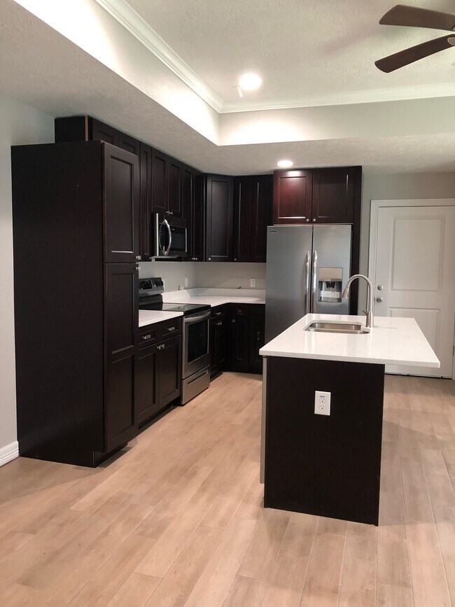 2518 Avenue H Ste B Townhome Townhome Rental in Nederland TX