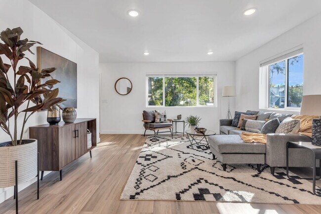 Photo - Renovated Apartment Near the University of... Unit 7