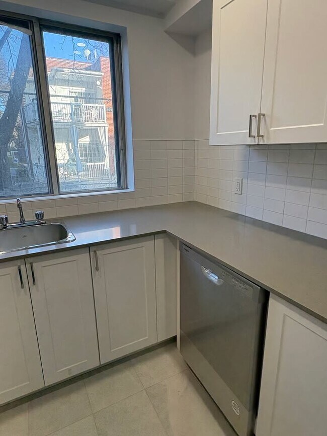 Photo - 4940 Edouard Montpetit Blvd Unité 4