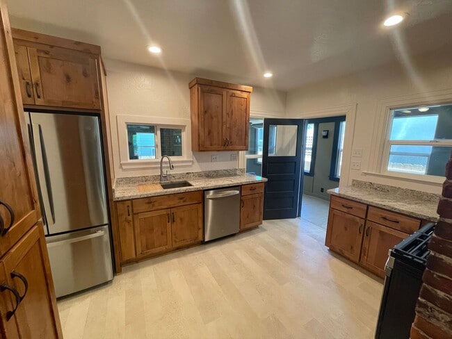 Photo - Beautiful 3 Bed 2 Bath House in Great Location! Must See!