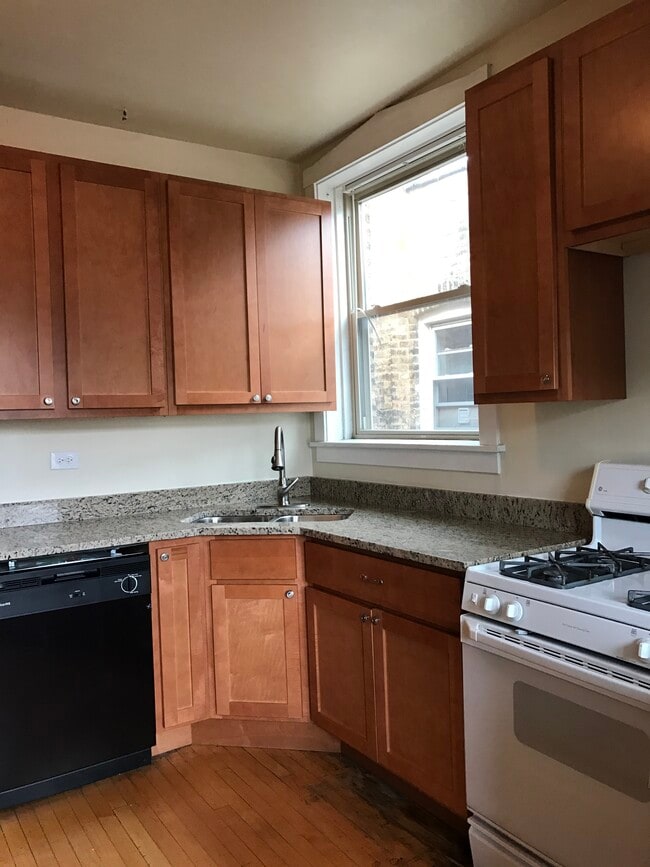 loyolaleasing.com - 6438 N Lakewood Ave Unit 3