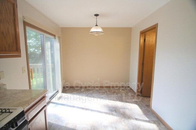 Photo - 922 Emerald Ave NE