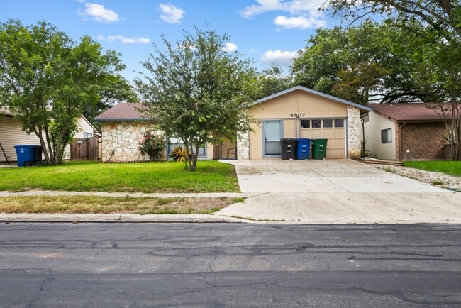 Building Photo - Charming Home Awaits: Spacious & Modern Living in a Prime Location