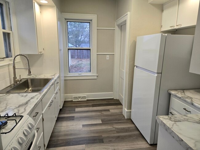 Photo - 907 N Busey Ave