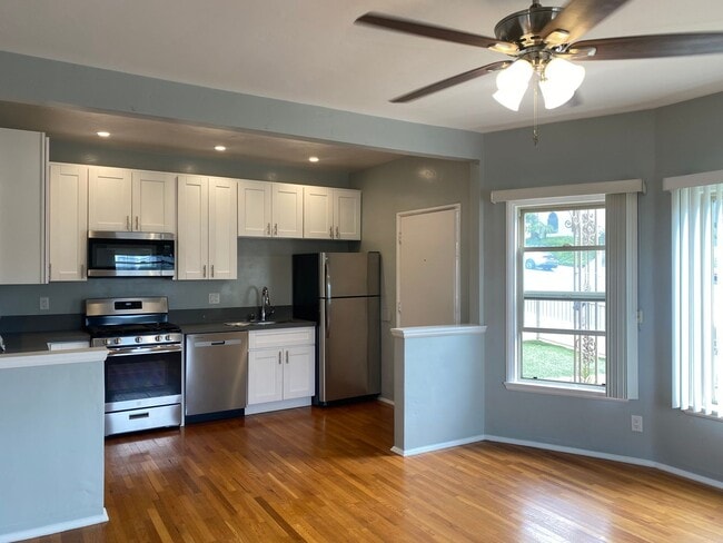 Building Photo - MUST SEE Bankers Hill Apartment! Spacious Bedroom and Closet! 1 Assigned Parking! 10 Minute Walk ... Unit 2018 B Front St