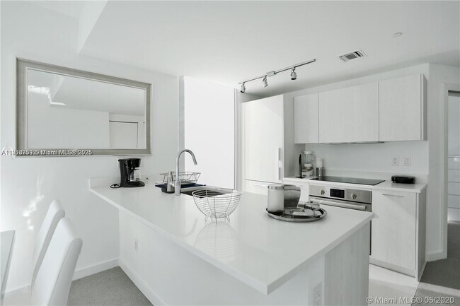 Building Photo - 501 NE 31st St Unit 1208