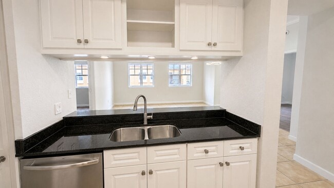 Photo - Annual 2/2 condo in luxury building downtown Sarasota!