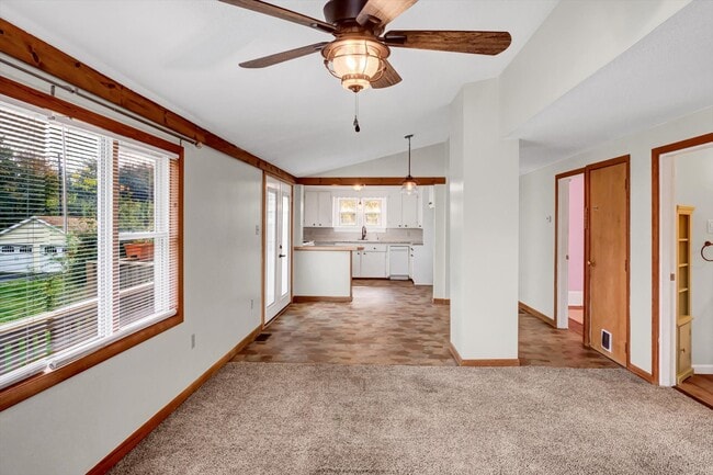 Photo - 848 Bloom Rd