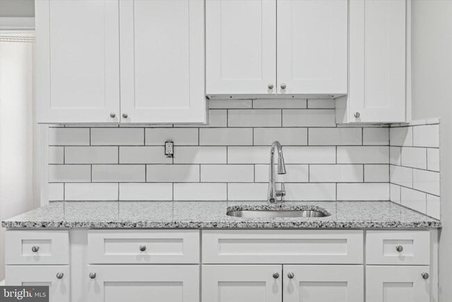 Building Photo - 326 E Airy St