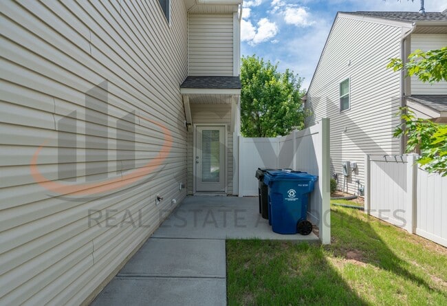 Photo - Gorgeous End-Unit Townhome with Spacious Layout!