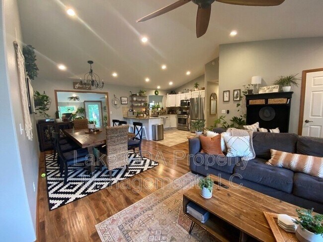 Photo - 2082 E Greenleaf Ln