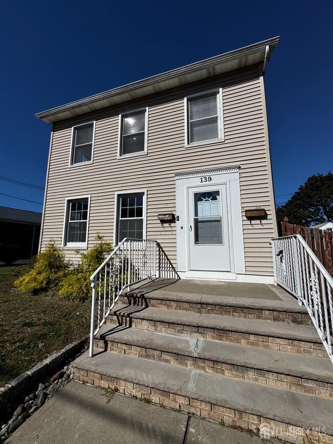 Building Photo - 139 Main St Unit 1