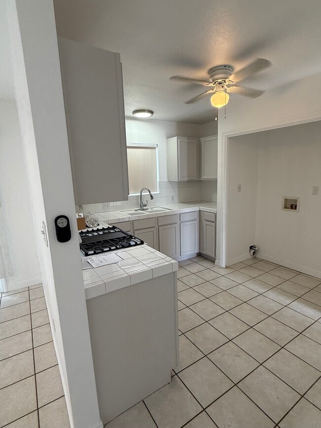 Photo - 4956 Howard St Unidad 4954