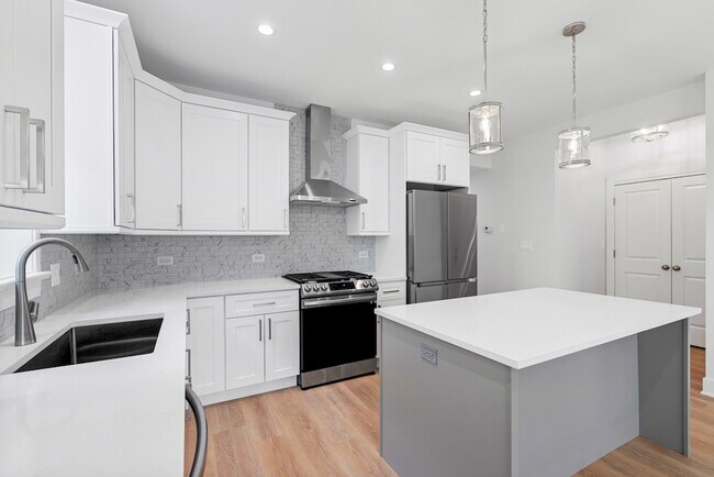 6423 N Washtenaw Ave Unit 5
