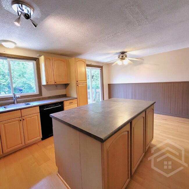 Photo - 4 Bedroom House in Springford!!