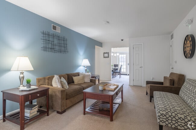 2BR, 2BA - 1,070SF - Living Room