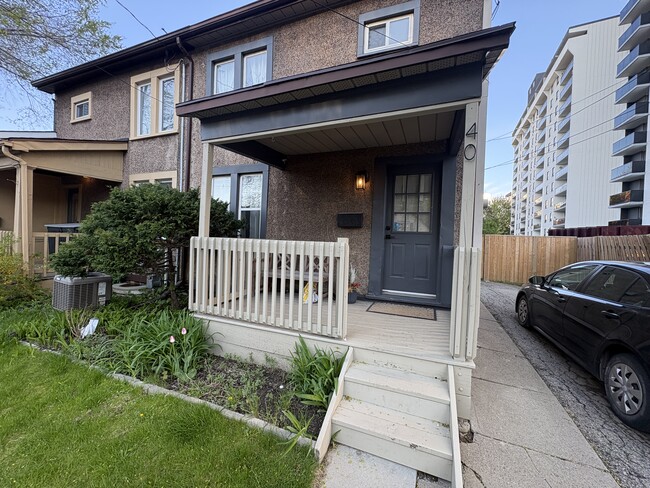 Building Photo - Inviting 3 Bedroom Home With 2 Parking Spots