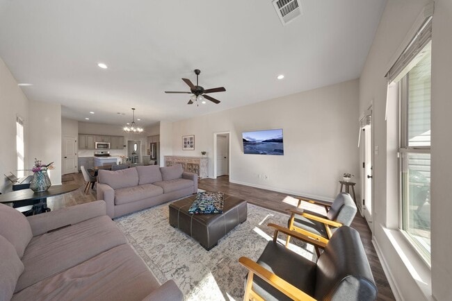 Building Photo - 4 Bedroom in Hunters Trace