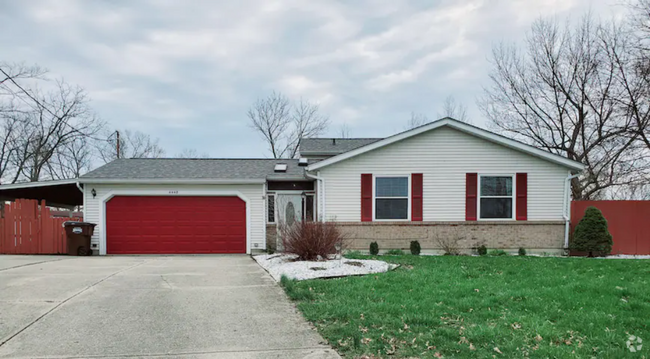 Building Photo - Furnished family home with large fenced ba...