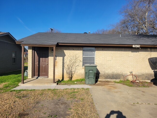 Building Photo - 1609 N W S Young Dr