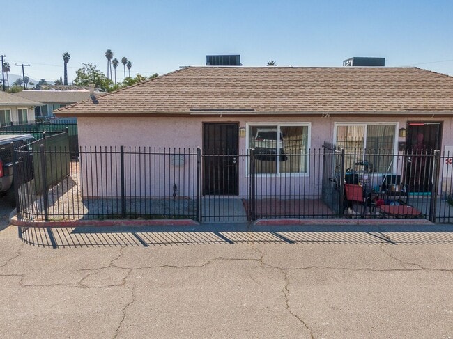 2 BR 1 BA in Hemet. Unit in a single story... - 2 BR 1 BA in Hemet. Unit in a single story...