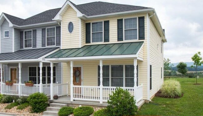 Building Photo - Spacious End Unit Towhouse in Desirable Li...
