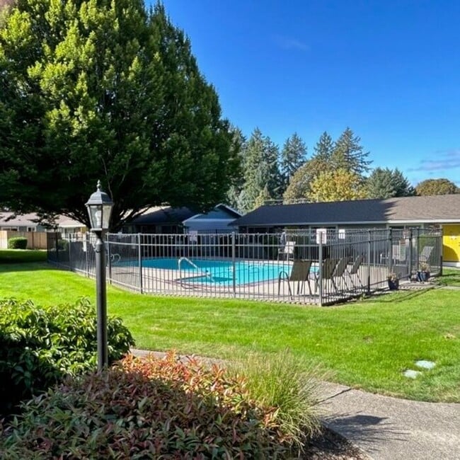 Building Photo - OPEN KITCHEN, GREAT LOCATION