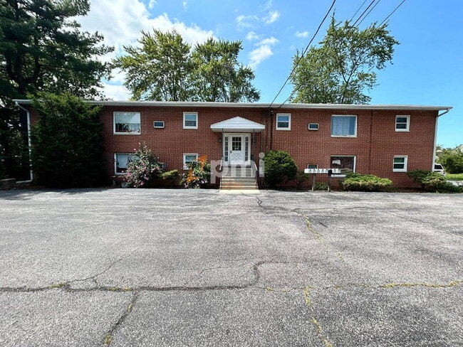 Building Photo - 660 N Hobart Rd Unit Apt 8