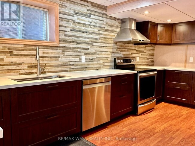 Photo - 463 Hewitt Cir