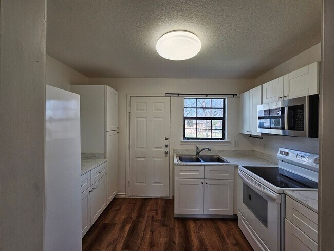 Photo - AVAILABLE NOW! Unit 1905 Alamo Ave