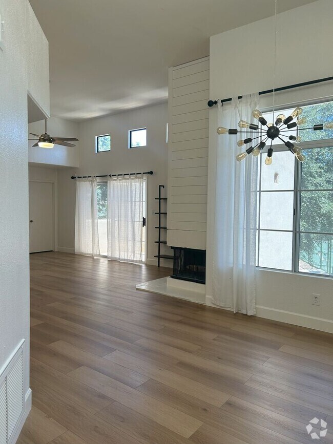 Building Photo - 2 Bedroom/2 bath Condo in the Mission de L... Unit 92nd Street